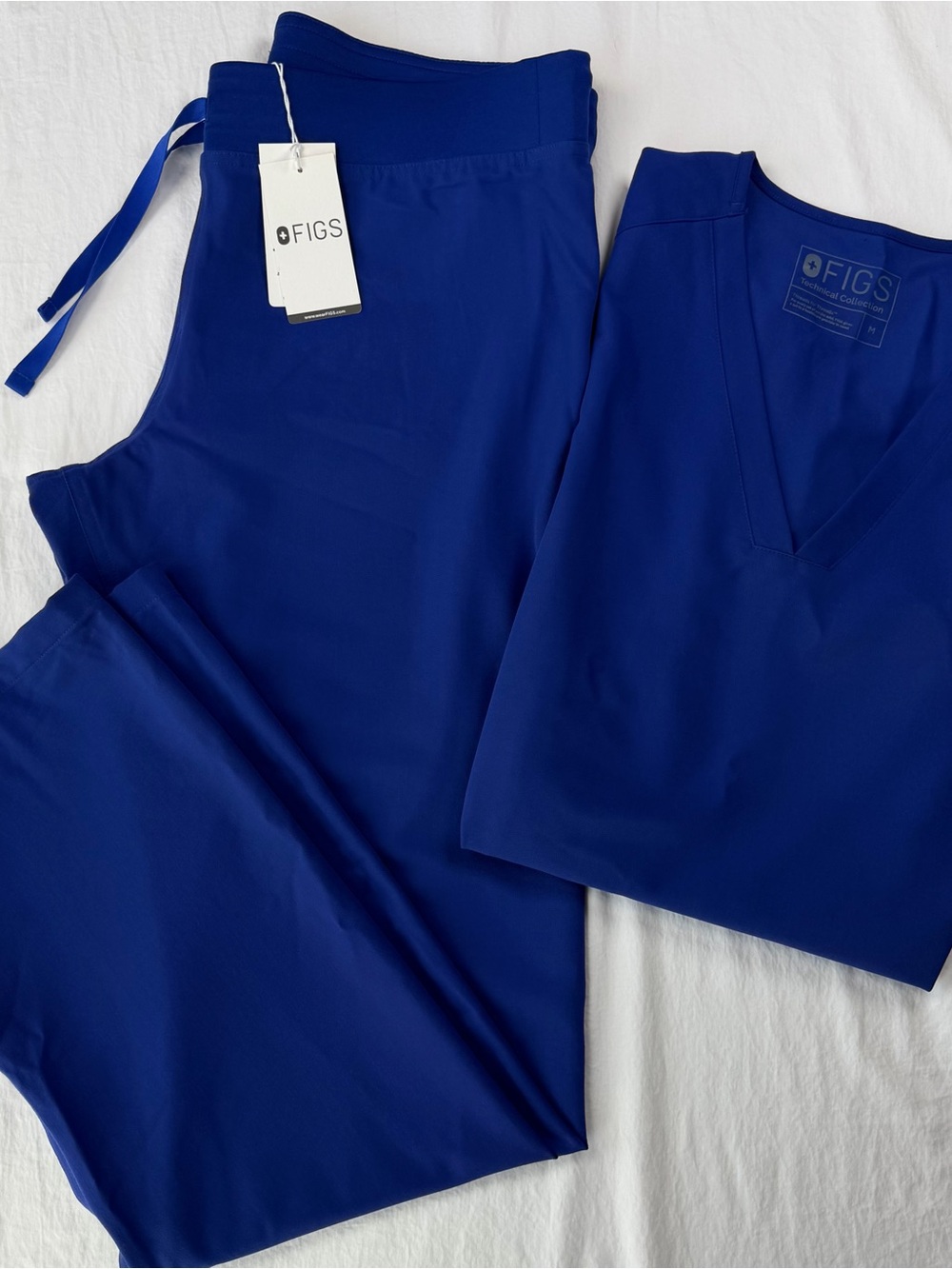 Women's FIGS scrub set in sapphire color size M top + M/T pants NWT